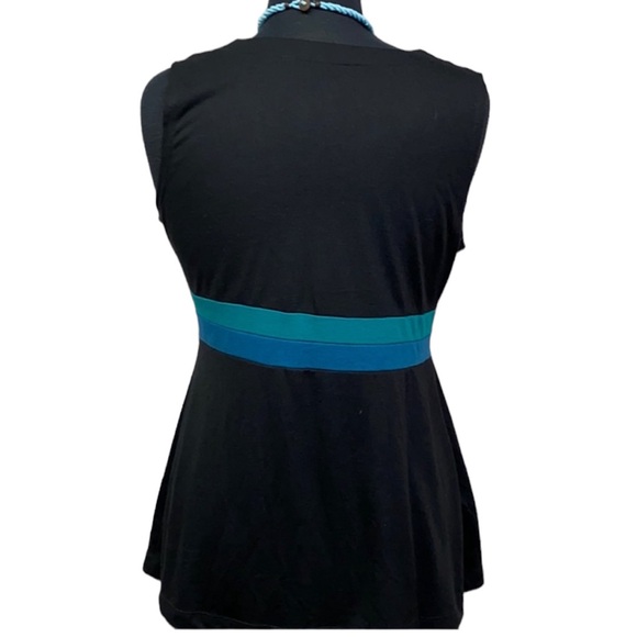 Ana Vneck Sleeveless Blouse - Picture 3 of 4